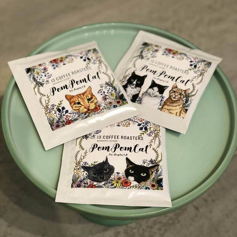 【POMPOMCAT】ネコ好きへのプチギフトにぴったり。「13 COFFEE ROASTERS コーヒーバッグ」3個入り 825円(税込)。