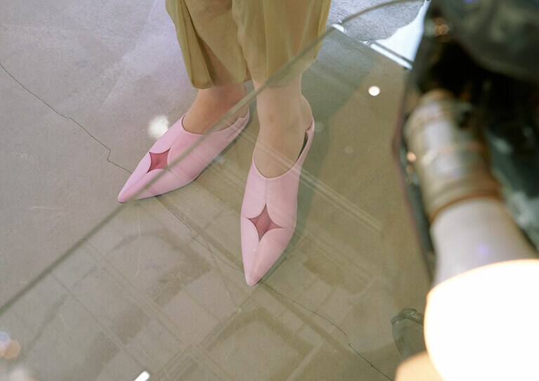 “SEA” 42,900円。 COLOR：PINK　SIZE：23cm、24cm、25cm　HEEL：1cm。