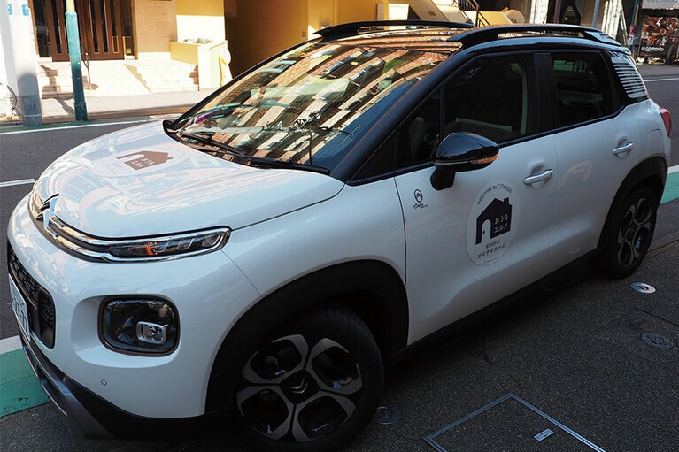 「おうちエルメ」のステッカーが光る配達車。