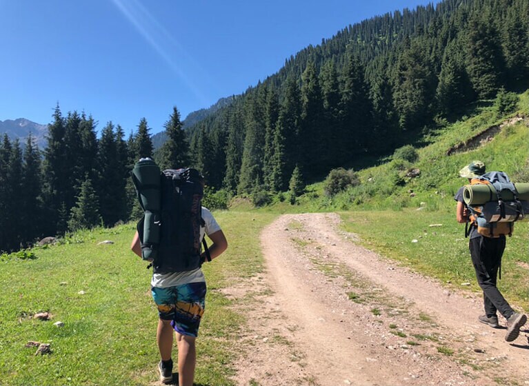 出発してまもなくの芝生道。(左チングス、右エミル)
