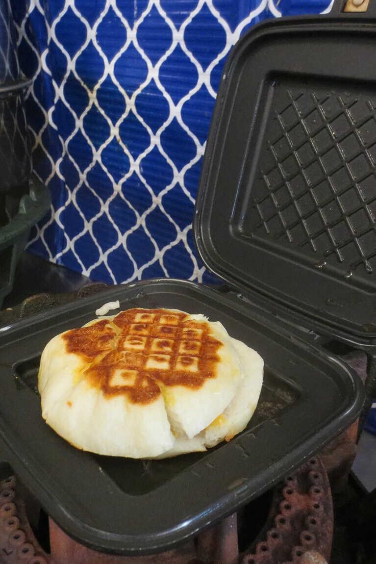 豚饅をスライスしてチーズと切り干し大根をはさんで……ホットサンドメーカーで両面を焼き上げてできあがり。