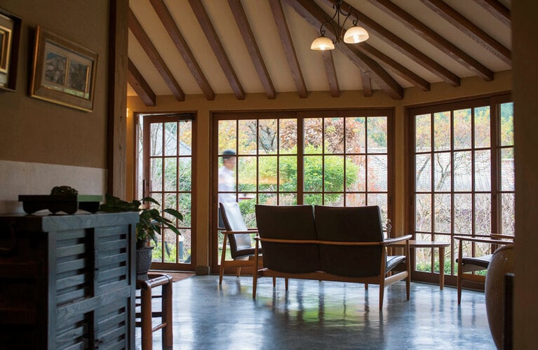 【湯富里の宿 一壷天】チェックインは本館のこちらのテーブルで。窓の向こうに雄大な由布岳を一望できる。