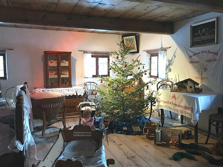 湖畔に立つ昔の農家には14室の展示室があり、アルプス地方に伝わるキリスト降誕劇を見ることができる。実際のロバたちがいる小屋のステージは、臭いもリアル！