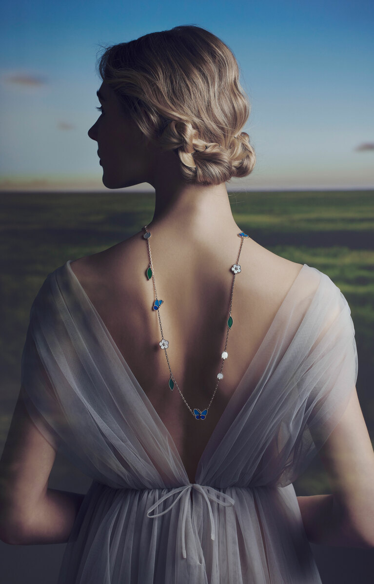 「ラッキー スプリング パピヨン ロングネックレス、15モチーフ」（YG×ラピスラズリ×ブルー＆グリーンアゲート×ホワイトMOP）3,524,400円／ヴァン クリーフ＆アーペル（ヴァン クリーフ＆アーペル ル デスク）　ドレス／スタイリスト私物