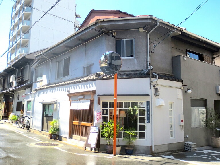お店は、谷町筋から西に進んだ角にある2階建ての古民家。
