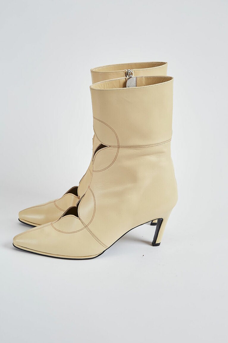 “VISTA” 66,000円。 COLOR：BEIGE　SIZE：23cm、24cm、25cm　HEEL：7cm。