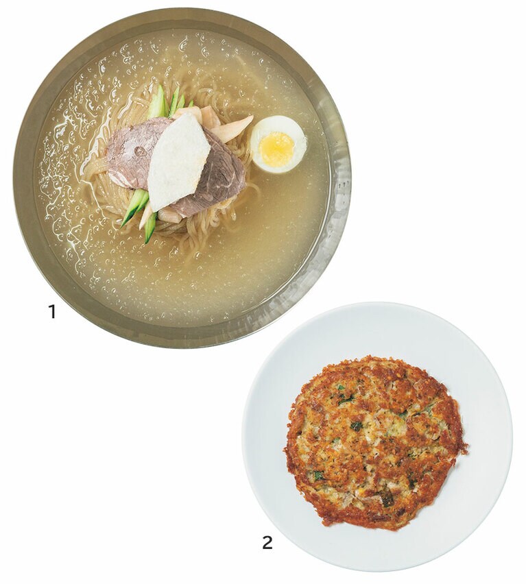 1：上にのった牛肉もやわらかな水冷麺。W13,000。 
2：表面がパリッと香ばしい緑豆チヂミ。W10,000。