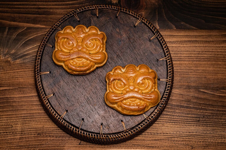 「蓮蓉（リンヨン）中月餅 獅子型」360円。