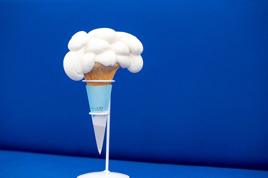 雲海テラス名物、もくもくとして雲をイメージした「雲ソフト」600円。