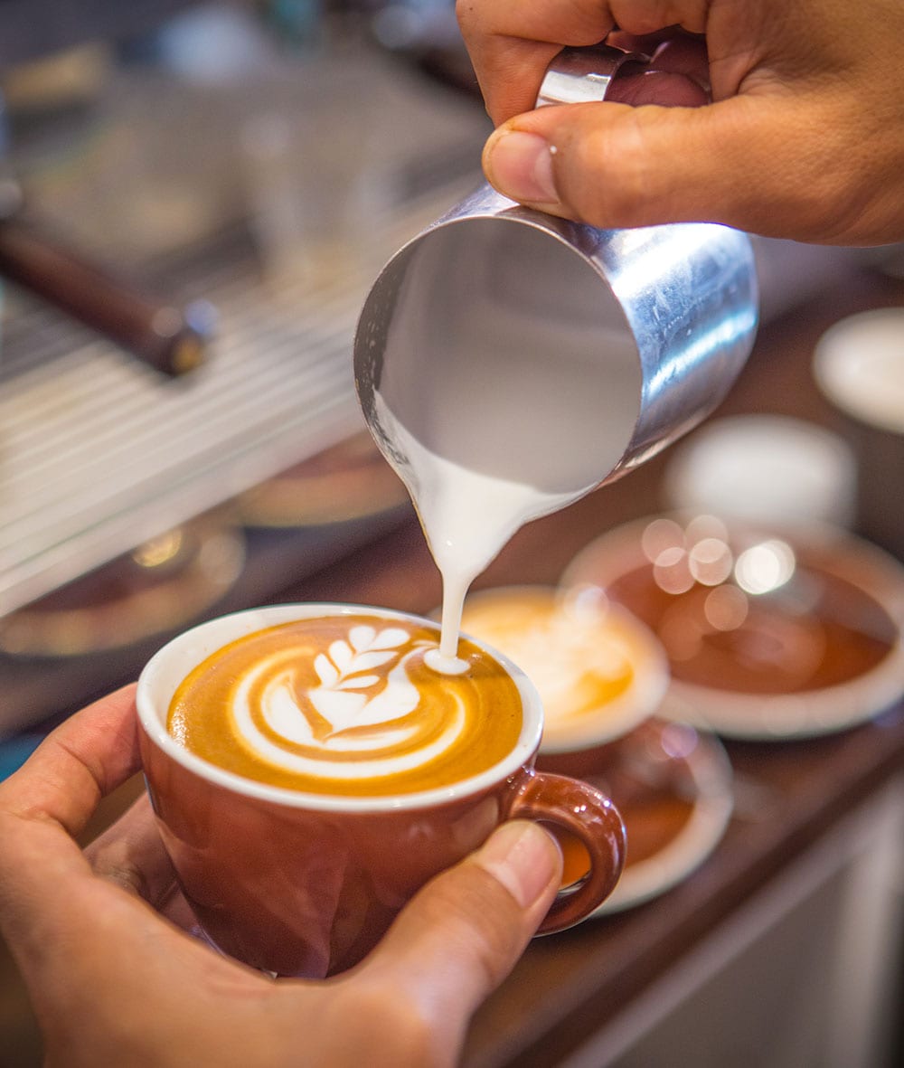 多彩なコーヒーのスタイルが楽しめる。カフェラテやカプチーノよりもエスプレッソ感が味わえる“フラット・ホワイト”は、ウエリントン発祥の飲み方。ⒸJeff-McEwan