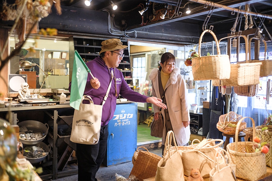 堺町通り沿いで、「捨てない暮らし」をモットーに生活道具を販売する「奥野株式会社」の店内。カゴやトート、ポーチなど、たくさんの商品が所狭しと並んでいます。