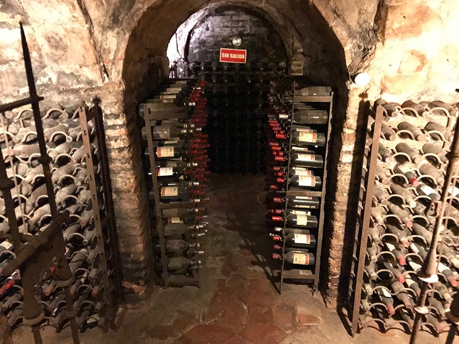 地下2階にはワインセラーがある。埃でラベルが見えないほどの年代物のワインがずらりと並んでいる。