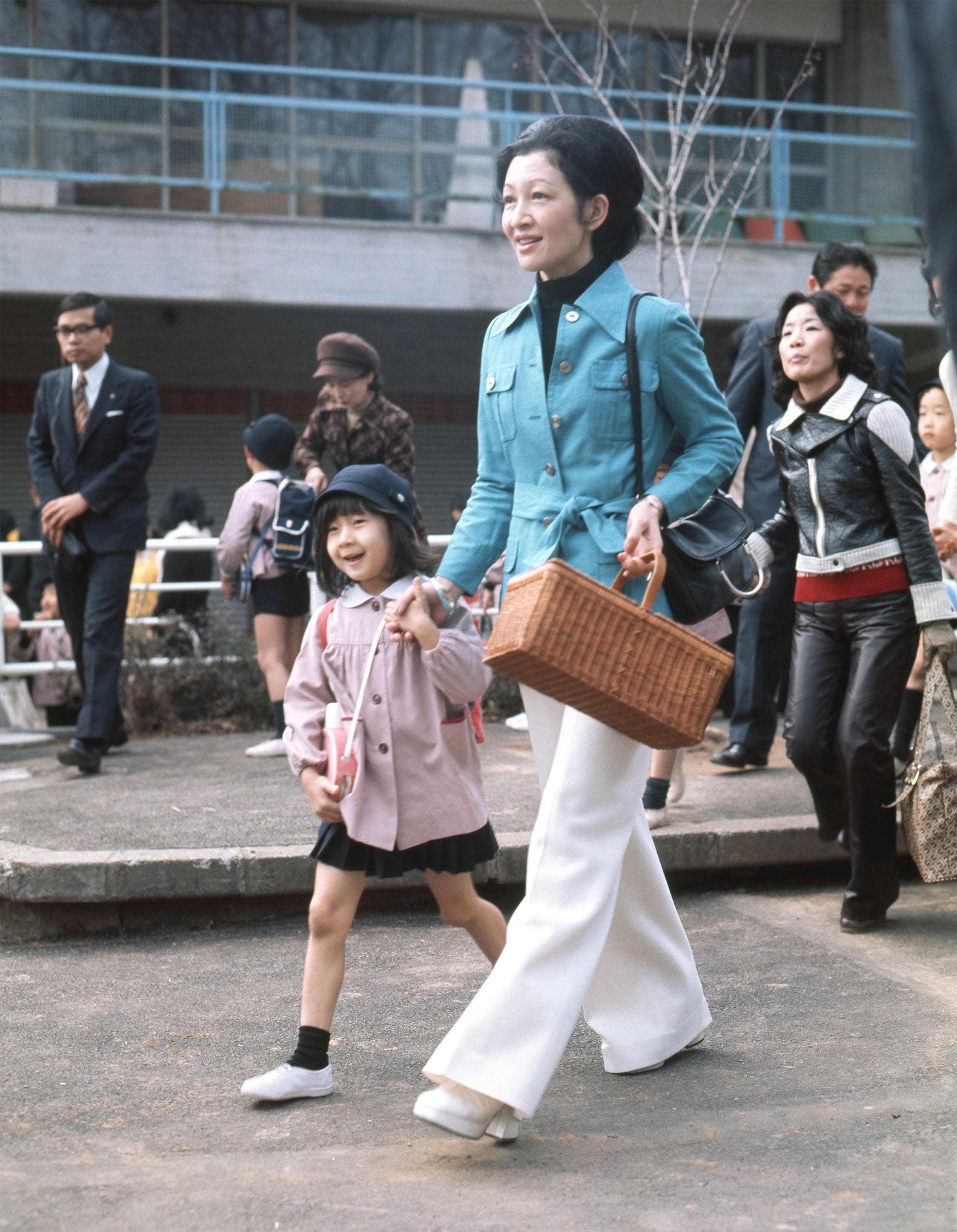 1976年3月、学習院幼稚園お別れ遠足（卒業遠足）で訪れた「こどもの国」で、手をつないで歩かれる美智子さまと紀宮さま（当時）　 ©共同通信社