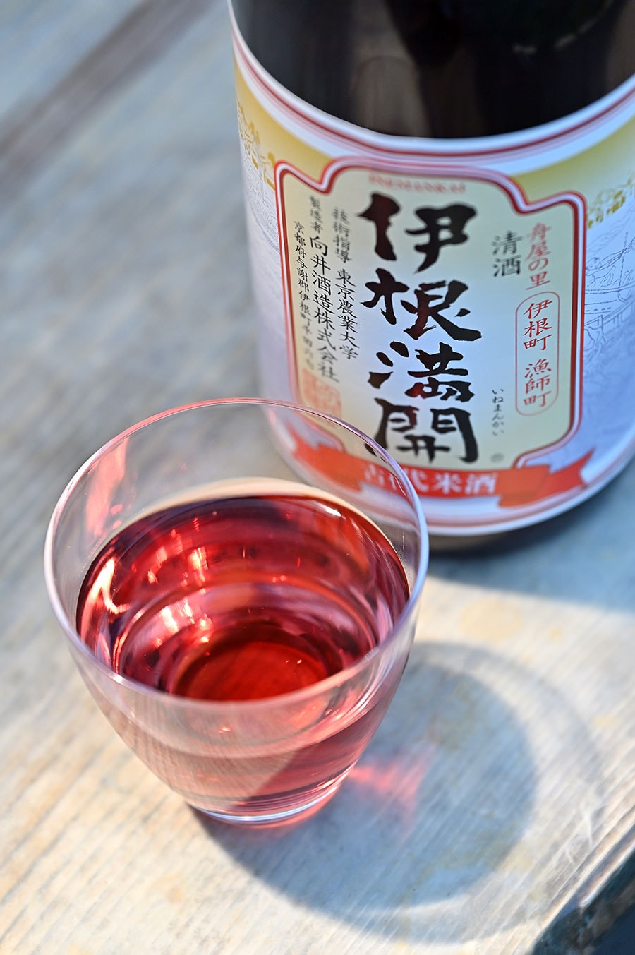 古代米を使用した赤い日本酒「伊根満開」。