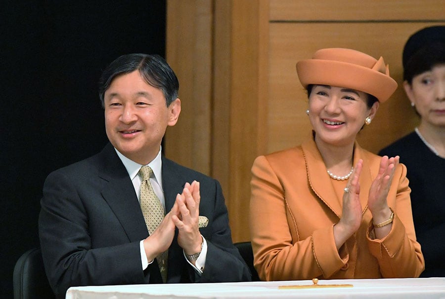 「海外日系人大会記念式典」ではオレンジのスーツを。　©時事通信社
