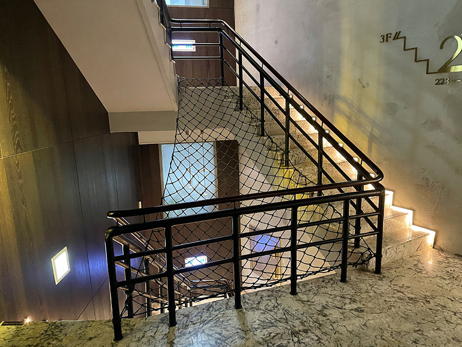 大理石造りの階段。ホテル全体をギャラリーとしても利用していて、壁などに作品が飾られたりしています。