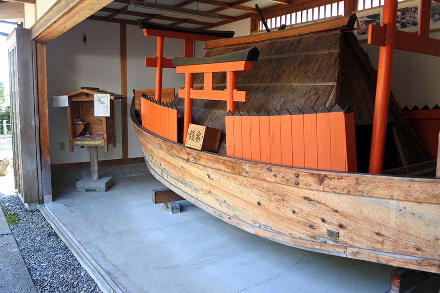 補陀落渡海に使われただろう小舟を再現。全長6メートルほどで、この小さな船で大海へ繰り出していったと思うと……。