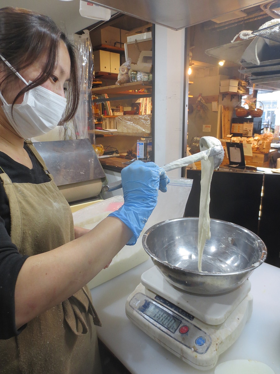 継ぎ足し継ぎ足ししているパン種を使ってパンを作る、正本誠子さん。