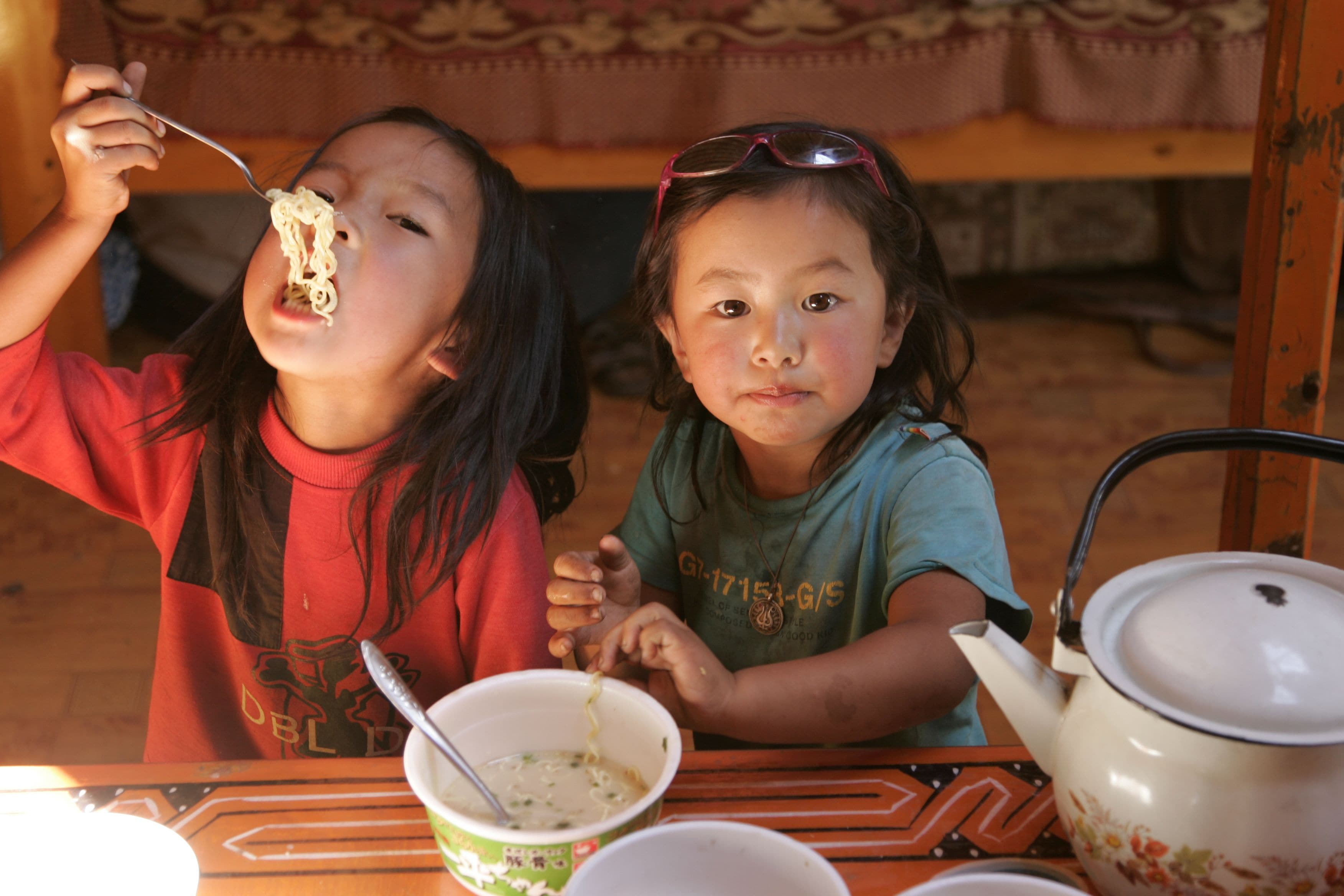 モンゴルではカップうどんのほかに豚骨ラーメンも振る舞ったら、子供達に大ヒットしたという