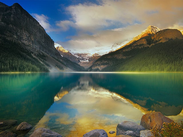 カナディアンロッキーの宝石と讃えられるエメラルド色の湖 | 今日の絶景