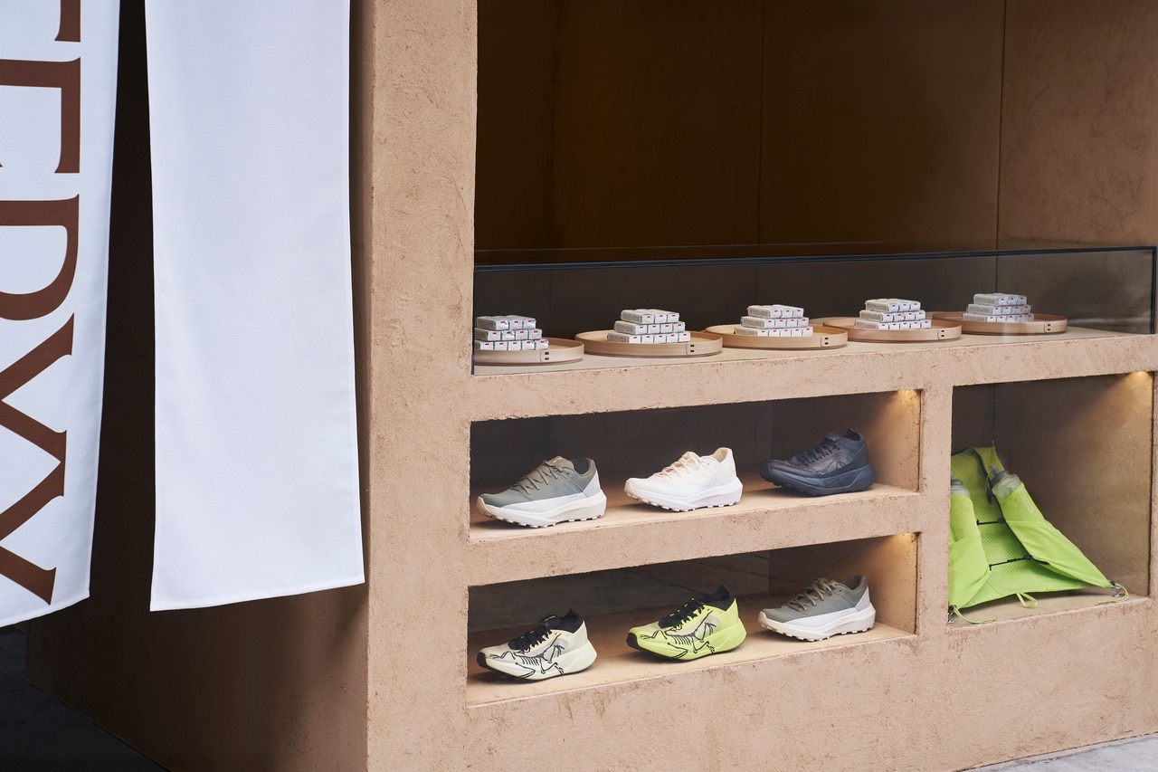 店頭にはシューズと羊羹が並ぶ。