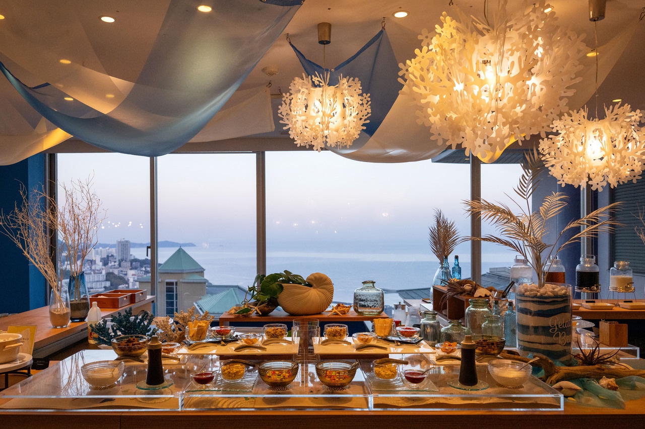 花火と海の幸をテーマにした眺望も満点のビュッフェレストラン。