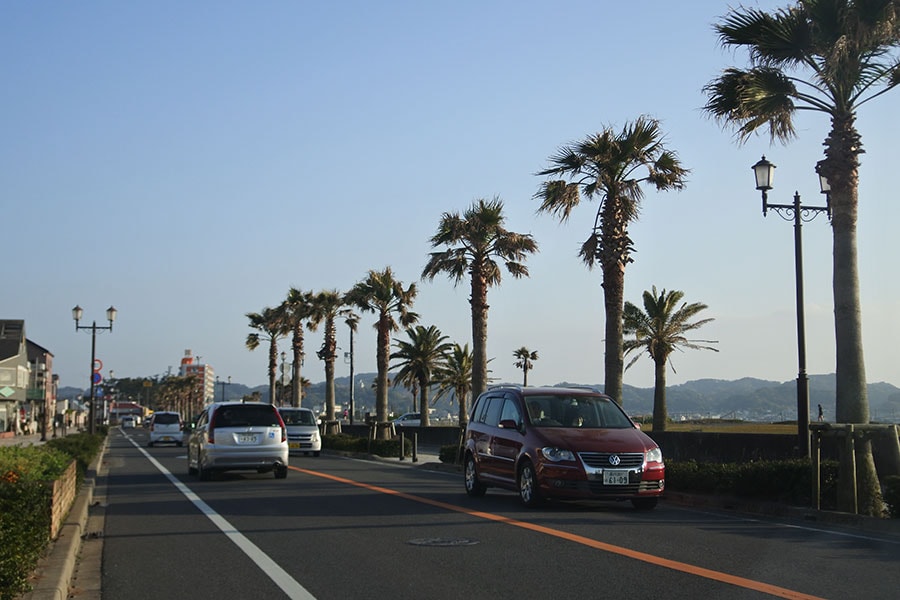 館山駅から徒歩約5分。トロピカルな北条海岸。