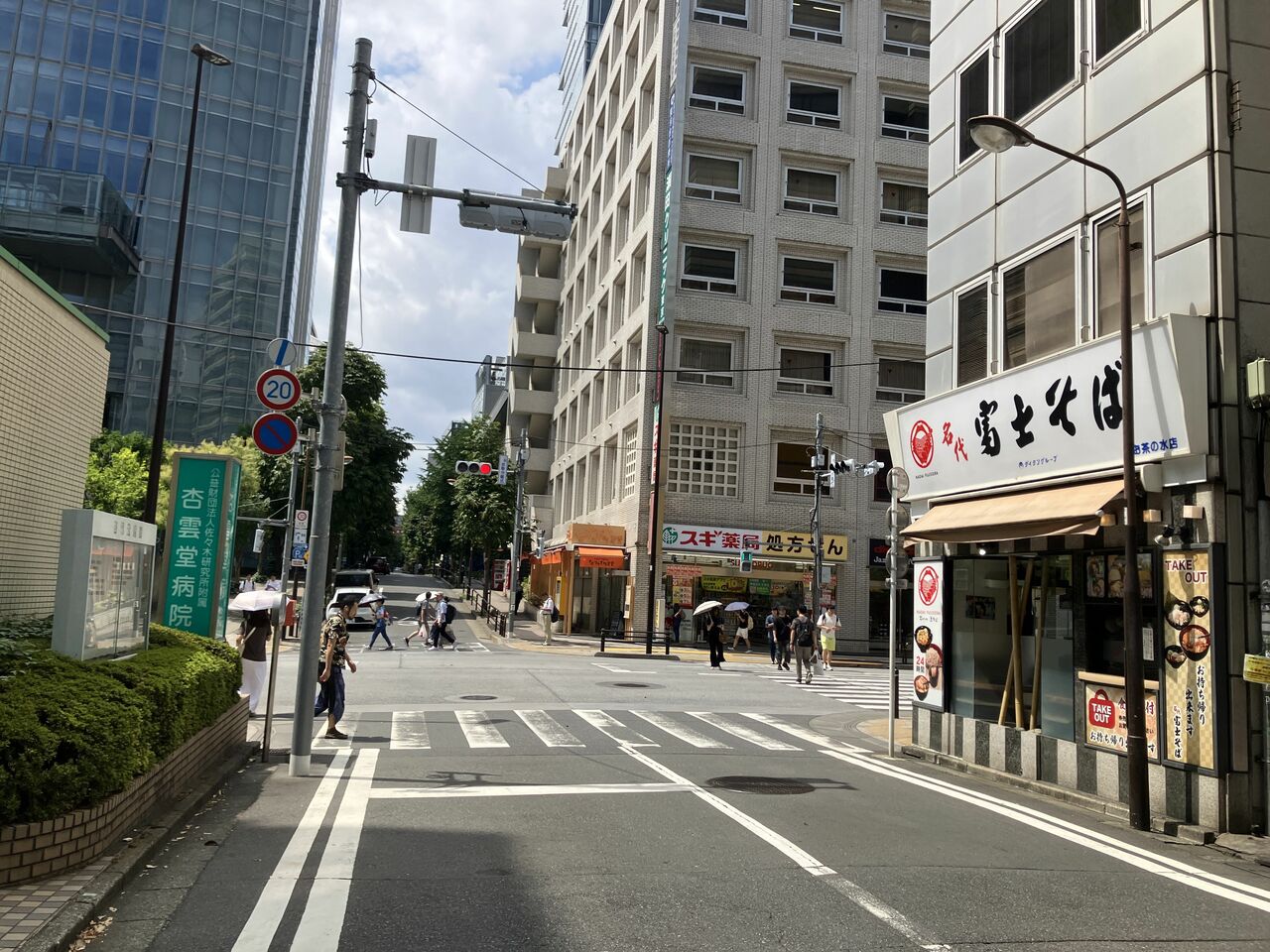 「彦左そば」跡地は杏雲堂病院に。正面には「名代富士そば御茶ノ水店」が営業していた