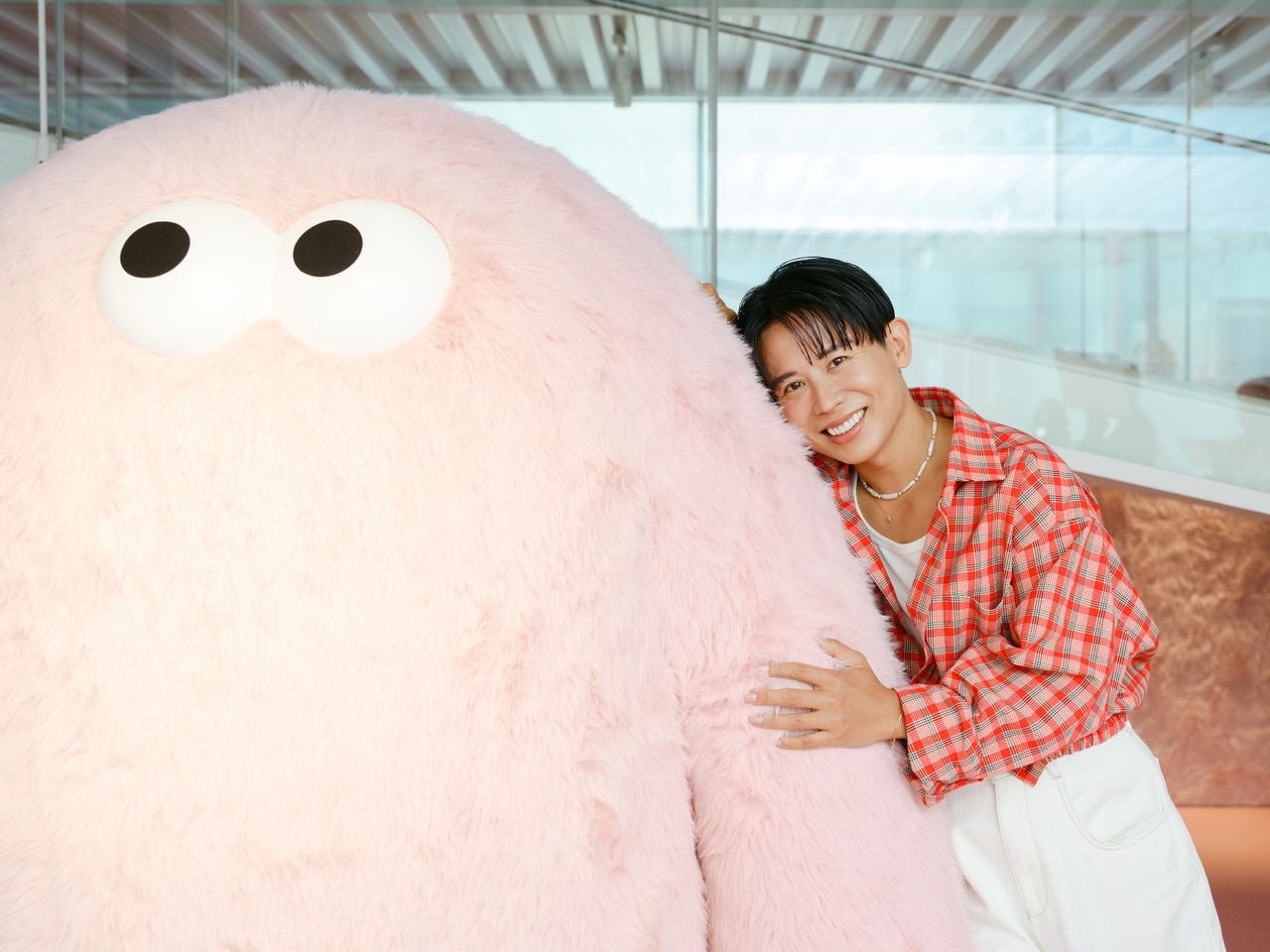 POP UPのキャラクター「エナモちゃん」と小田切ヒロさん。