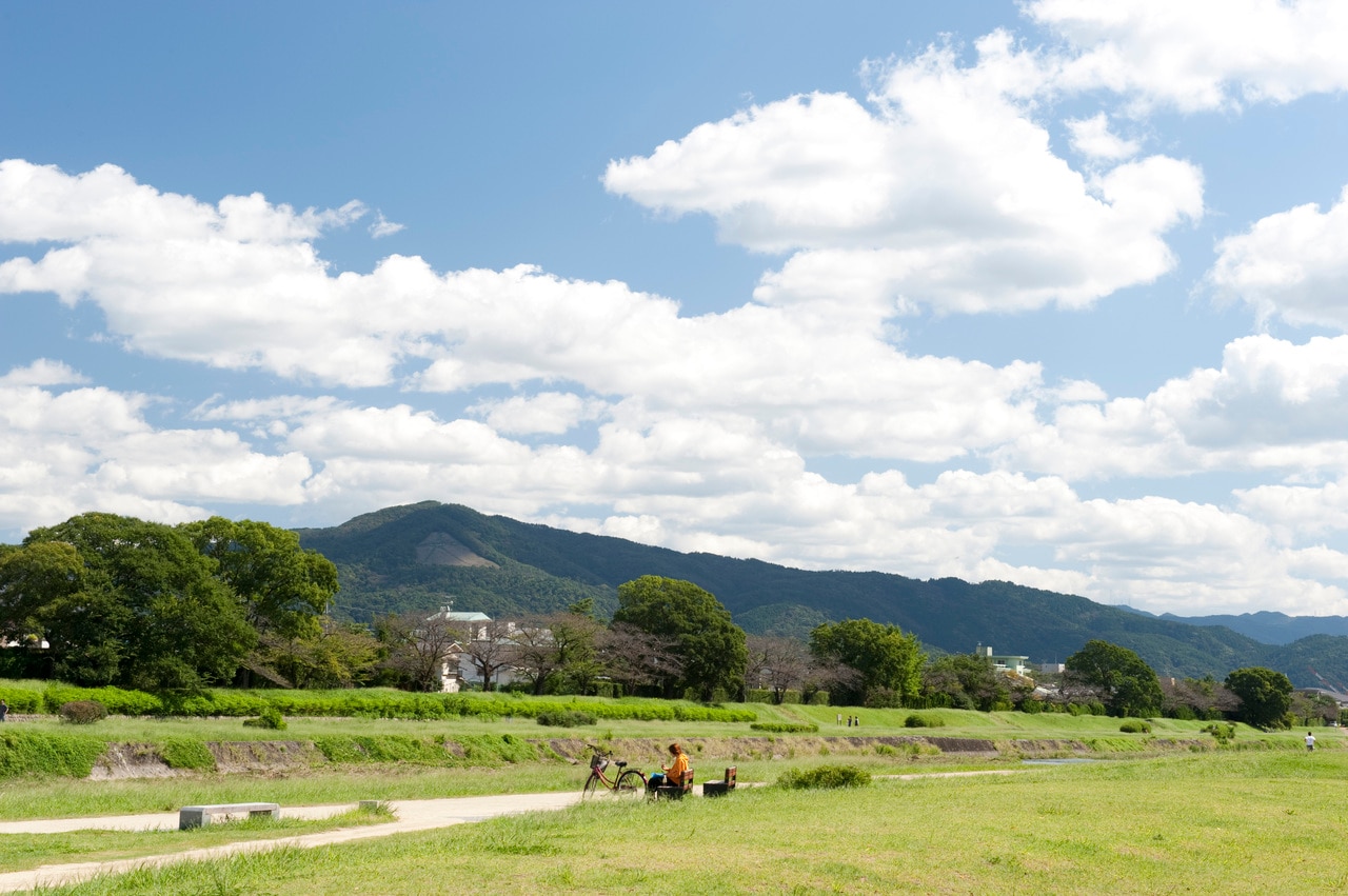 鴨川の河川敷。 ©文藝春秋