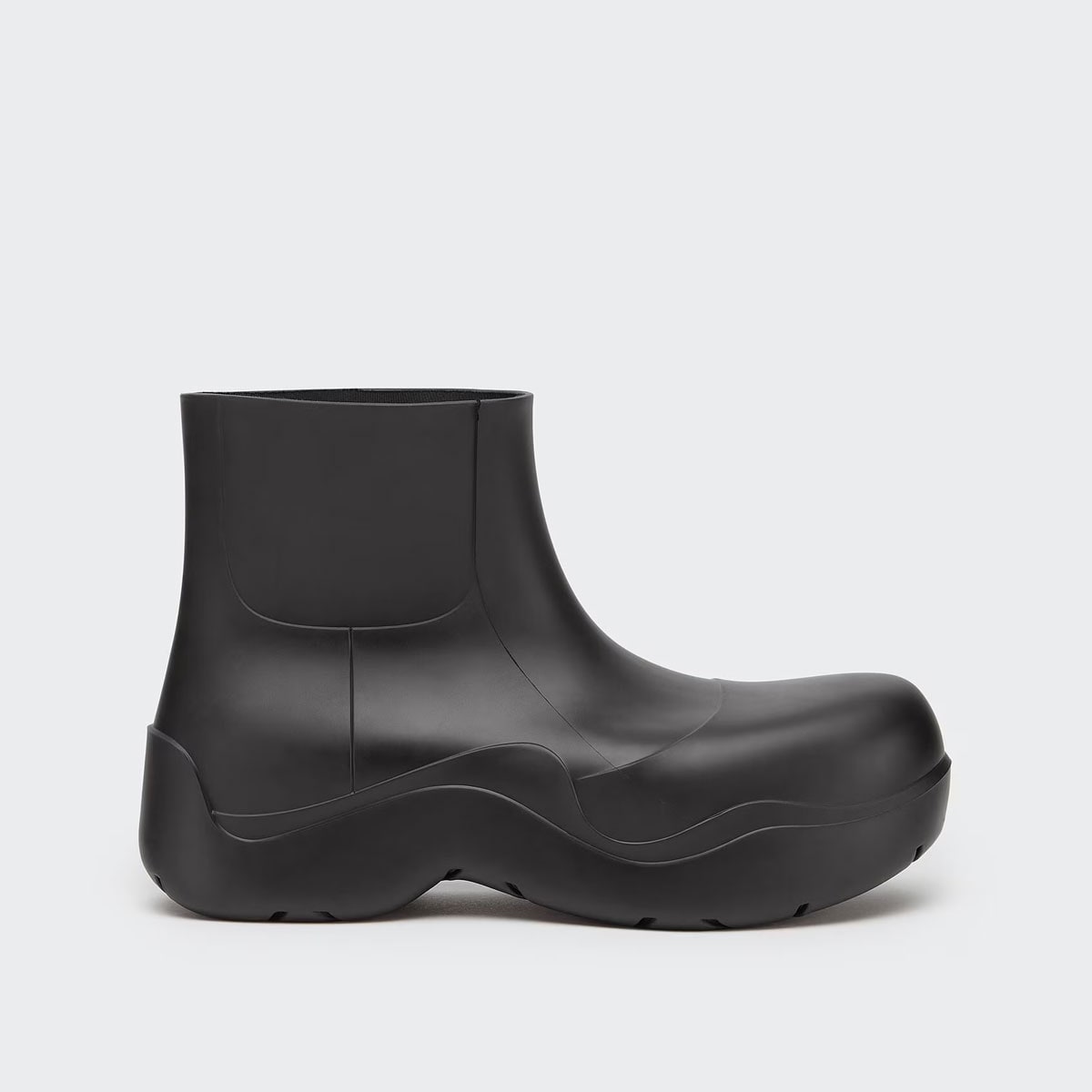 BOTTEGA VENETA “パドル アンクルブーツ”/99,000円。