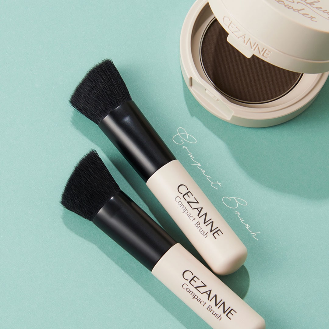 長さがたった80ミリ（最長部分。ライター調べ）のコンパクトブラシなら、携帯も簡単。