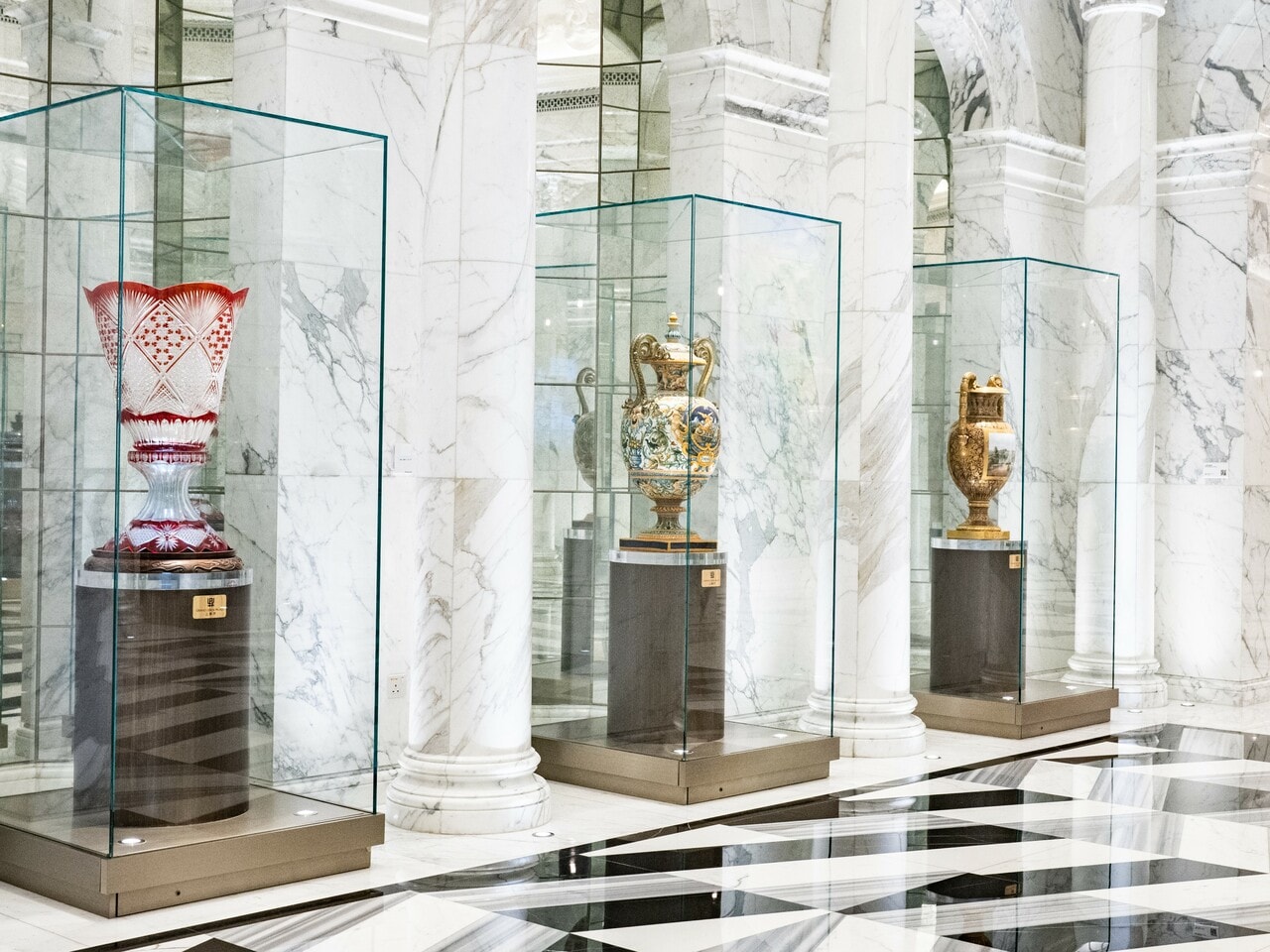 大理石の壮麗な空間に美術品コレクションを展示する「スカルプチャー・ギャラリー」。