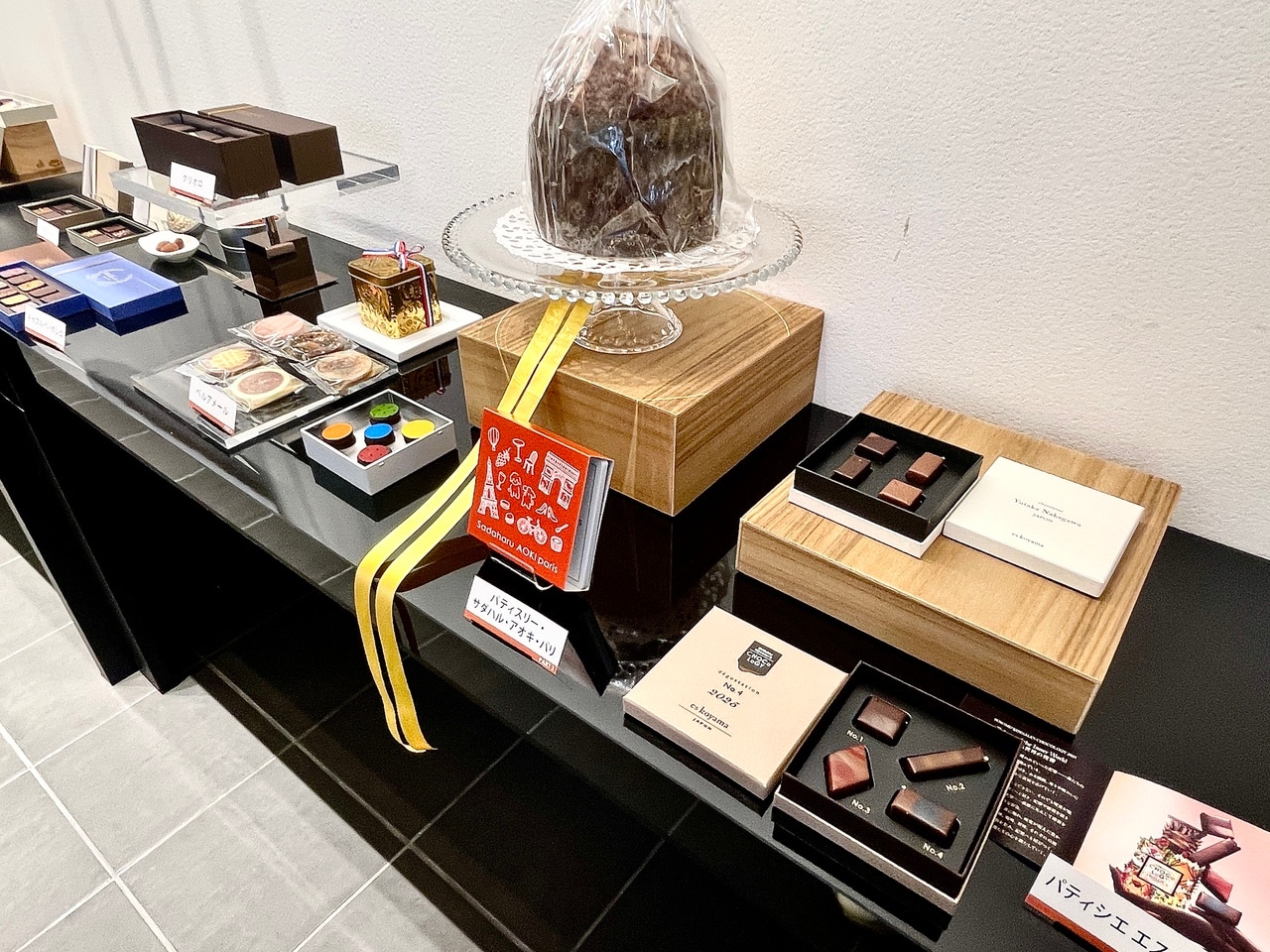 ボンボンショコラからパネットーネまで多彩な商品がずらり。