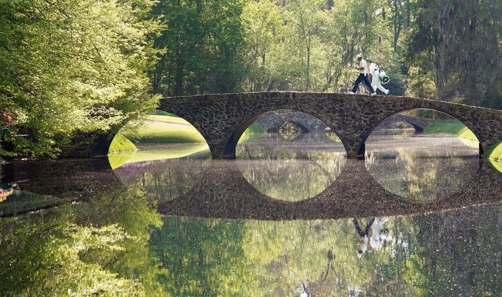 第85回大会の最終ラウンドでオーガスタ・ナショナル・ゴルフクラブを象徴するホーガン橋を歩く松山英樹。©Rolex/Augusta National 2021