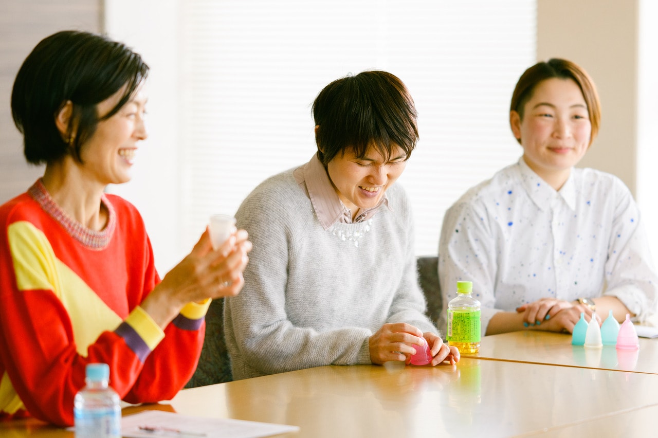 愛用のエヴァカップを手に取る石浦さん。