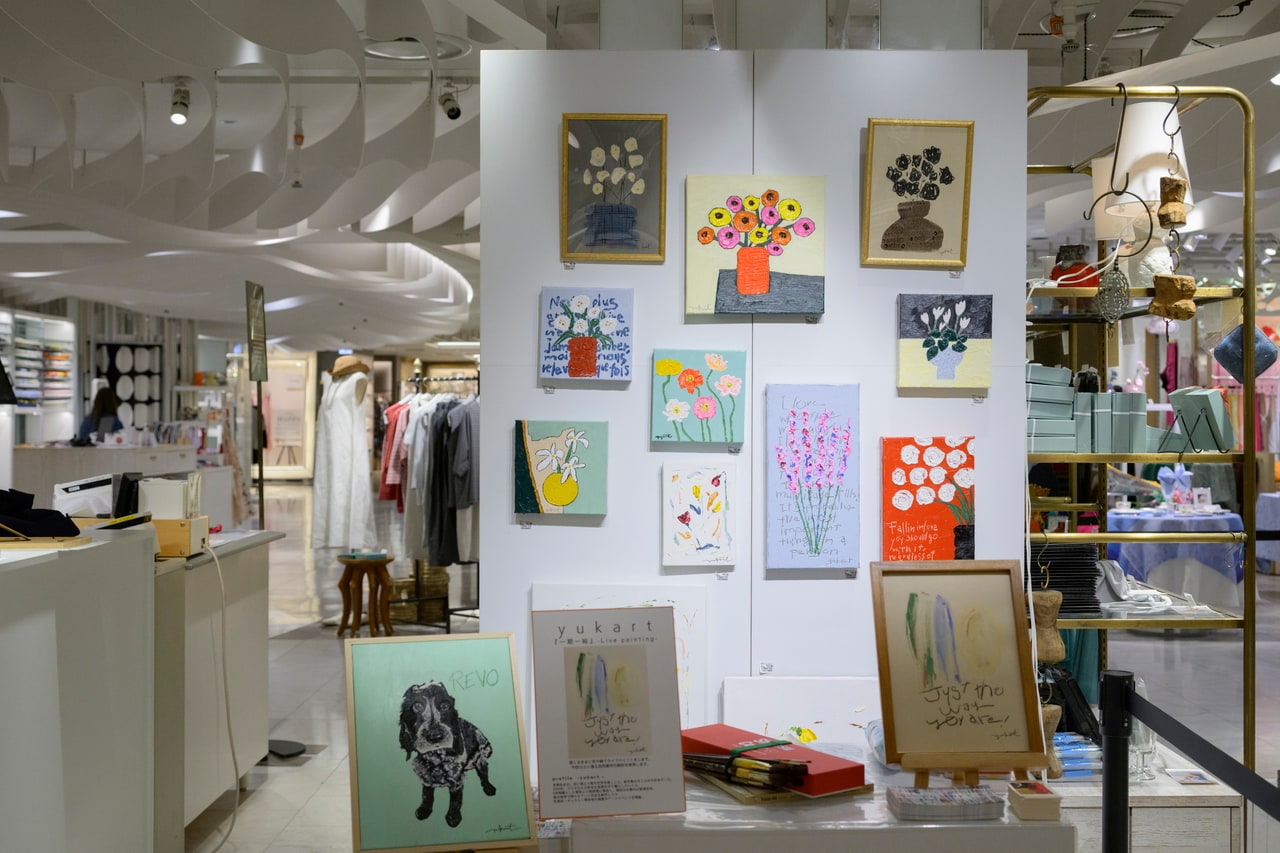 アーティスト・yukartさんによるライブペイントのほか原画の展示販売も。撮影:釜谷洋史