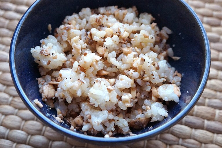 バター醤油ごはんにたっぷりかけて混ぜると、さらにおいしい！　ふりかけは多めに作っておいてストックしておくと忙しい日の昼ごはんに便利。