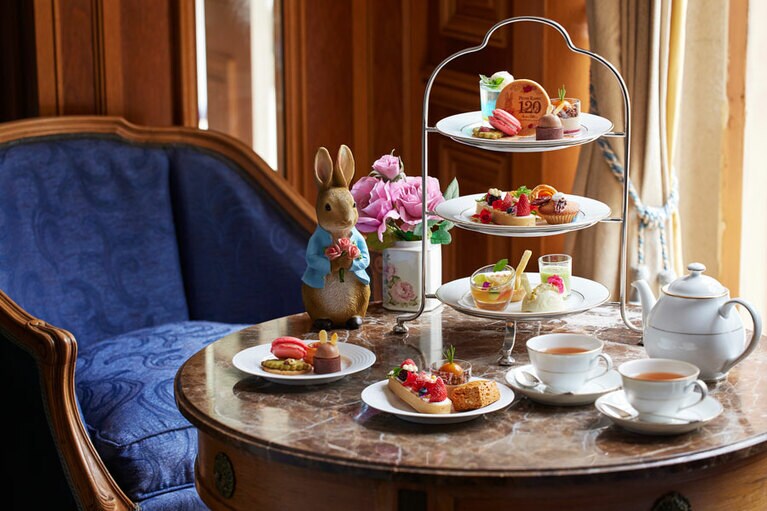「ピーターラビット™のアフタヌーンティー」のイメージ。1名8,222円(税・サ込)。