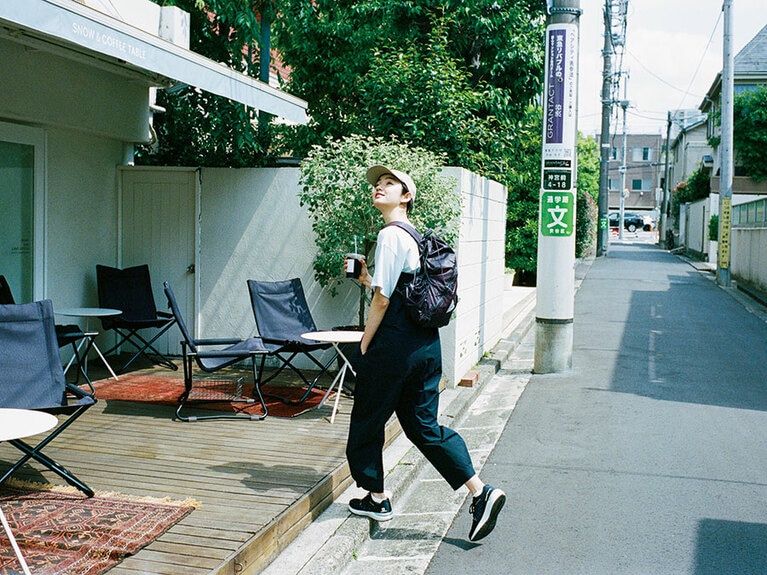 オールインワン 24,200円、キャップ 9,900円／ともにヘリーハンセン(ゴールドウイン カスタマーサービスセンター)、トップス 14,300円／フーディニ(フルマークス代官山)、リュック 16,500円／アンドワンダー、ソックス 2,750円／テバ(デッカーズジャパン)、スニーカー 14,300円／サロモン(サロモン コールセンター)