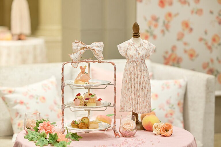 「ピーチ×ピンク アフタヌーンティーセット」のイメージ。1名6,800円（税・サ込）。1名でも利用可能。