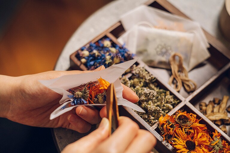 界 ポロト［北海道／白老温泉］ご当地楽 イケマと花香の魔除けづくり体験。