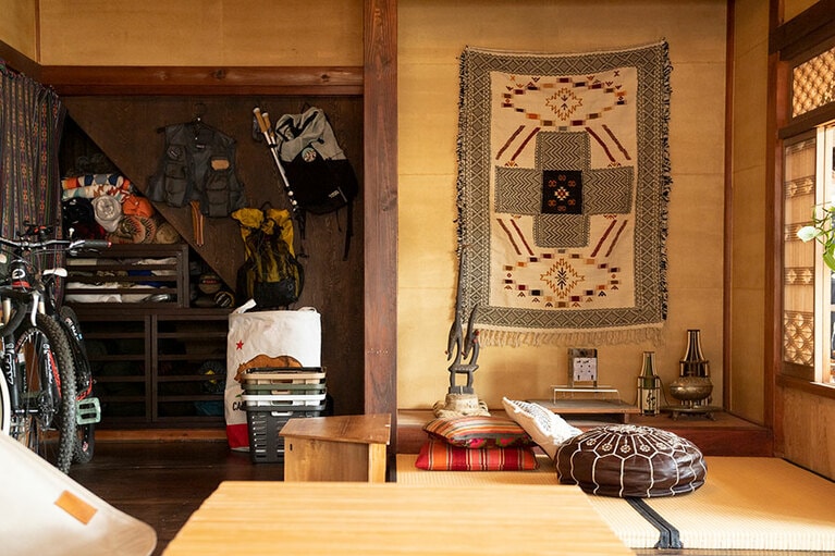 小上がりを備えた広々とした談話室。オーナーや他のキャンパーと一緒にリラックスした時間を過ごすことができる。