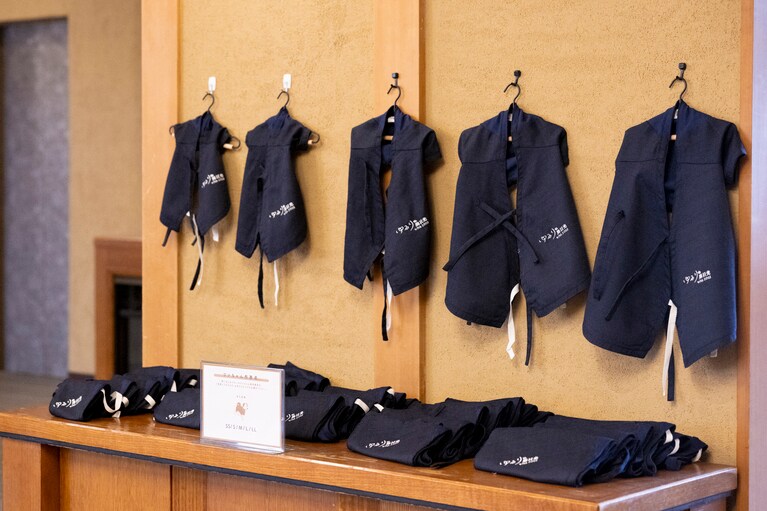 ワンちゃん用のレンタル作務衣。5サイズ展開であらゆる犬種に対応している。