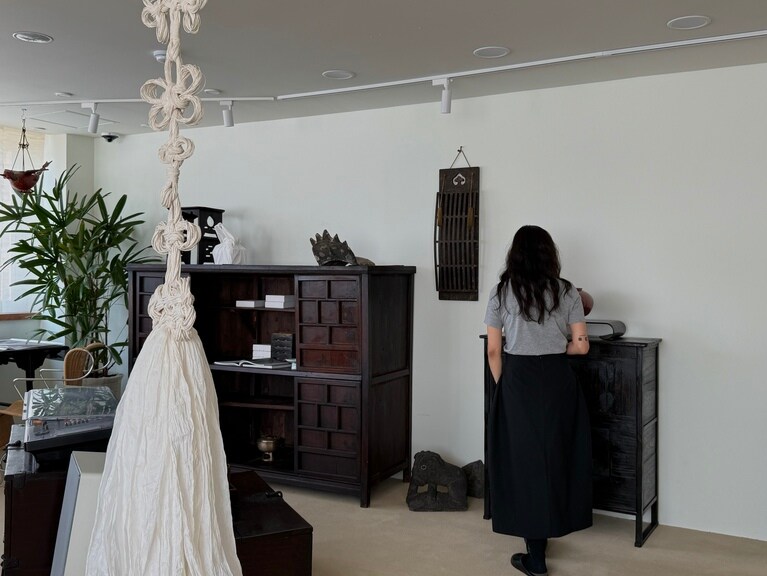 ファブリックアートスタジオ「BY GREY」、イ・チュンセ作家、伝統染めのパク・ヨンジン作家と共同製作された韓紙のオブジェ。凛とした佇まいに視線を奪われる。