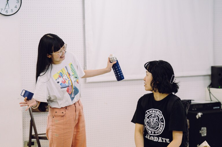 「忘れられてしまった記憶へ目を向けたい」ポッドキャスト演劇に挑戦するロロ・三浦直之が新作『まれな人』にかける思い。稽古風景。