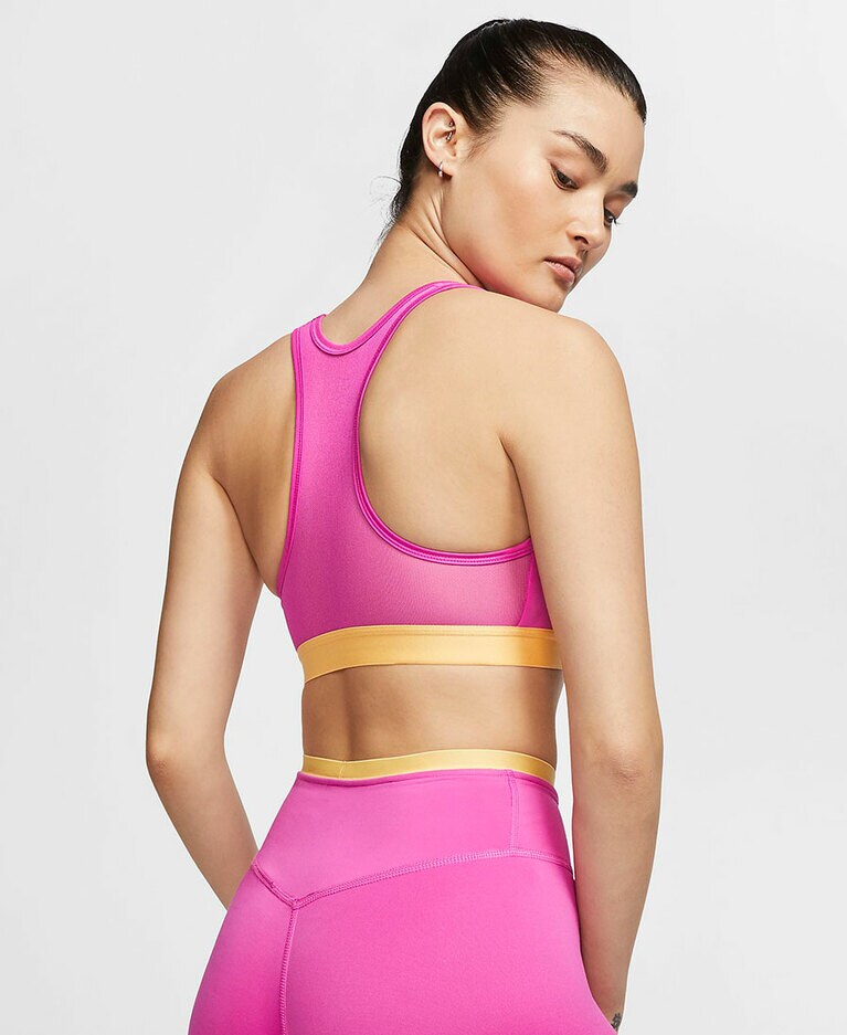 ビビッドなカラーが目を引く一着。インナーなら思い切った色に挑戦してもいいかも(写真提供：NIKE.COM)。