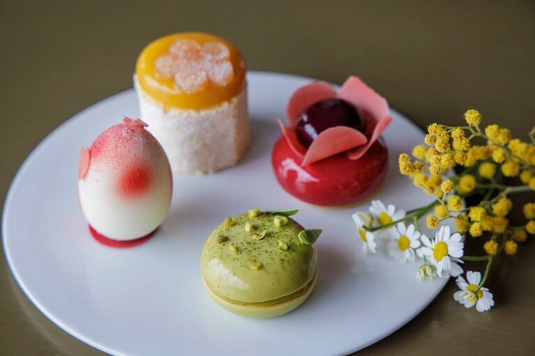 カラフルな春のお花畑をイメージしたという、スイーツプレートのイメージ。「ヨーグルトシャンティ、苺とルバーブ、ローズのジュレ」（写真左）ほか。