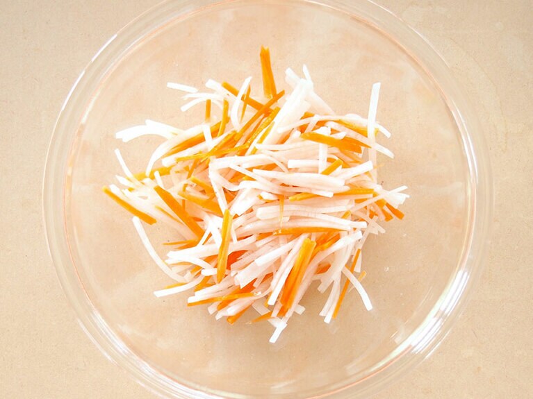 (4) ボウルに(1)の野菜、(3)の柚子の果汁、砂糖、塩を入れて味を整えます。15分ほど置いて味をなじませます。