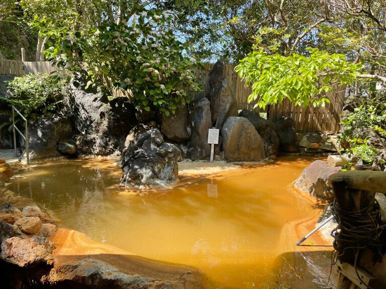 大洞窟の宿 湯楽亭［熊本／弓ヶ浜温泉］赤湯の露天風呂。